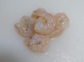 将虾仁挑除虾线，用清水洗净