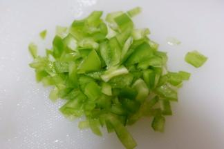 青椒切成小粒