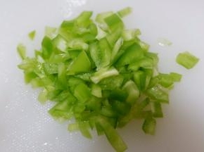 青椒切成小粒