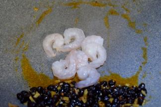 加入虾仁，炒至虾仁断生