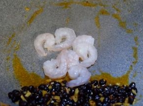 加入虾仁，炒至虾仁断生