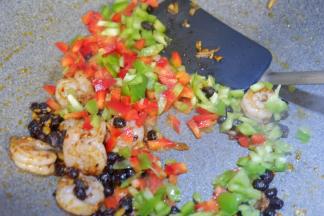 再加入青红椒粒翻炒片刻。