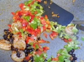 再加入青红椒粒翻炒片刻。