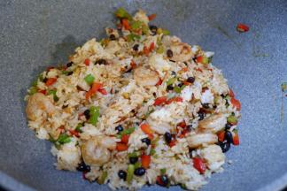 加入米饭，将米饭炒散炒均匀。