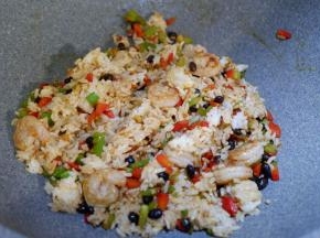 加入米饭，将米饭炒散炒均匀。