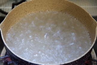 锅中煮开水（一定煮开，像图中这样沸腾）