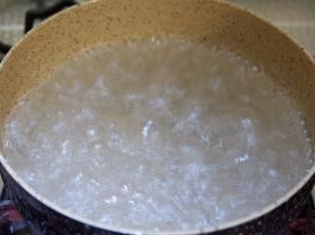 锅中煮开水（一定煮开，像图中这样沸腾）