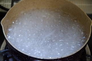 在煮开一锅水，放入闷好的西米继续大火煮5分钟。不用煮到完全透明，有一点白心没关系的