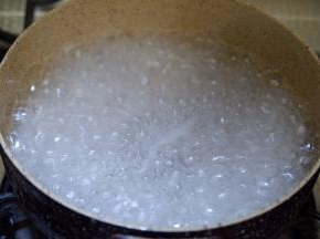 在煮开一锅水，放入闷好的西米继续大火煮5分钟。不用煮到完全透明，有一点白心没关系的