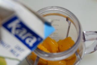 加入椰浆，牛奶。