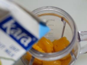 加入椰浆，牛奶。