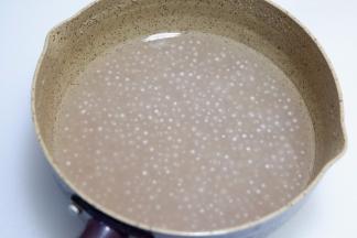 关火，盖上盖子闷20-30分钟。这时候的西米还有白心。