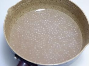 关火，盖上盖子闷20-30分钟。这时候的西米还有白心。