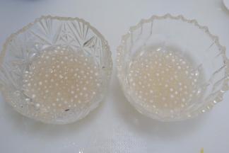 取出过一遍凉水，沥干放入容器中备用。