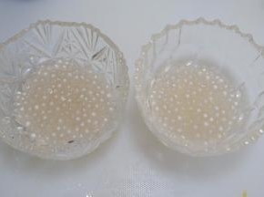 取出过一遍凉水，沥干放入容器中备用。