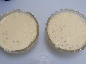 用勺子拌匀，然后切适量芒果果肉放在表面即可~