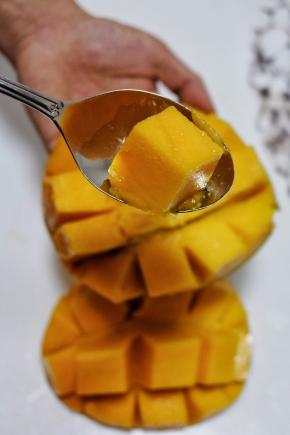 芒果切花刀，取出果肉。