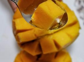 芒果切花刀，取出果肉。