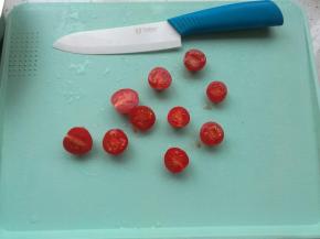 圣女果洗净一切两半。