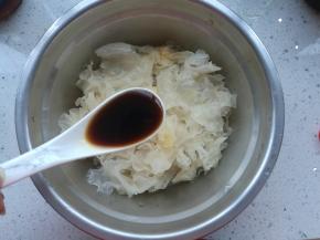 银耳洗净撕成小朵，放盆内，加入生抽1勺。