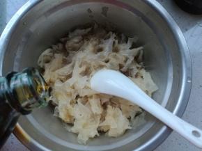 搅拌均匀，再加入少许香油。