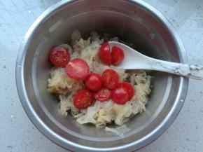 加入切好的圣女果。