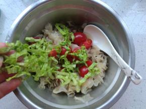 加入切好的圣女果。