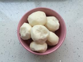 荸荠洗净去皮。