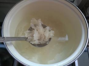 锅内坐水，大火烧开下入银耳转小火熬煮。