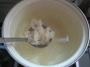 锅内坐水，大火烧开下入银耳转小火熬煮。