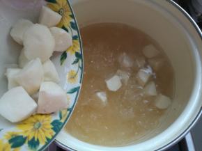 15分钟后银耳有了一定的粘稠度，加入荸荠小块。