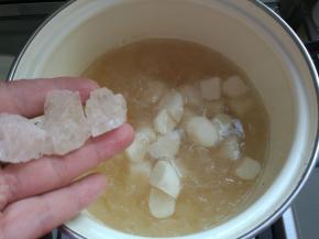 再加入冰糖，搅拌均匀，盖盖，小火焖煮15分钟。