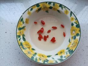 枸杞用凉水泡软。