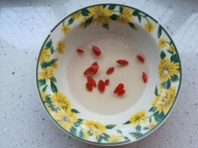 枸杞用凉水泡软。