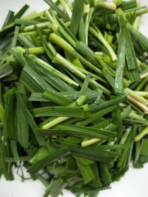 春韭洗净，切寸断。