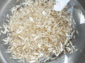 虾皮用清水浸泡一会。
～冲洗去杂质，哈哈我就找出来一只小小螃蟹，在封面照片右下角。