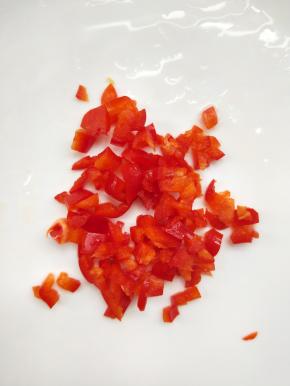 红椒洗净，切小粒，姜切丝。