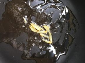 起油锅，放姜丝。