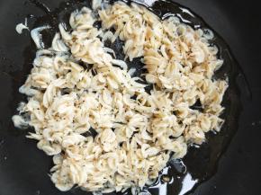 倒入虾皮，小火慢慢翻炒至虾皮颜色变黄。