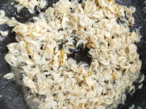 加一勺料酒，翻炒均匀。