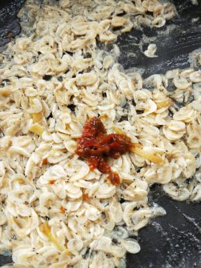 根据个人喜辣程度，加一勺鲜椒酱，继续翻炒均匀。