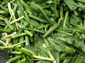 倒入韭菜。