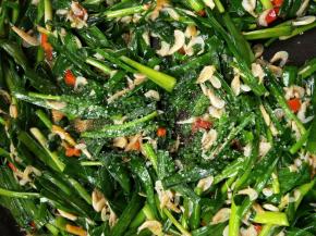 加白糖调味，迅速翻炒均匀即可盛盘。
～我个人是不再加盐了，因为虾皮和鲜椒酱以及蚝油都有咸味。