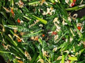加白糖调味，迅速翻炒均匀即可盛盘。
～我个人是不再加盐了，因为虾皮和鲜椒酱以及蚝油都有咸味。