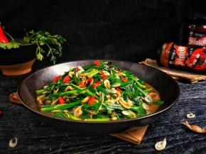 小朋友补钙除了多晒太阳还应该在饮食上调配好。