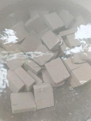 下开水锅中焯烫一会，捞出放凉水中浸泡。