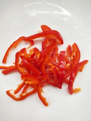 准备红椒丝。