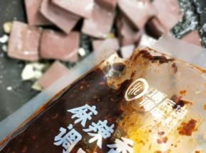 放适量麻辣香锅调味料。