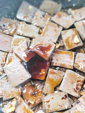 一勺蚝油，翻炒均匀，让猪血充分吸收入味。