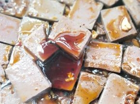 一勺蚝油，翻炒均匀，让猪血充分吸收入味。